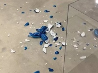 有名なアート作品「バルーンドッグ」を来場者が粉々に。560万円がガシャコーン！