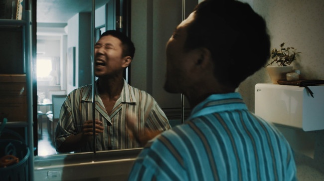 ガムテープで髭を抜く。これはもう罰ゲーム。