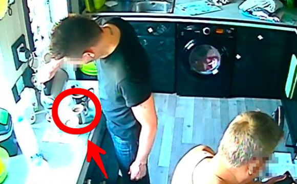 悪魔か故人か、僧侶の霊か！？恐怖のポルターガイストに悩まされ続けている家族の日常風景(イギリス)