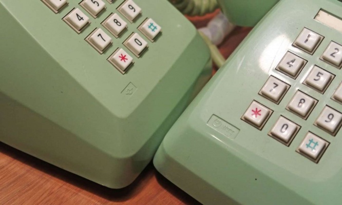 左：初代の電話機（電電公社マーク）、右：二代目に購入したもの（NTTのマーク）（画像はたま＠tama11304862さん提供）
