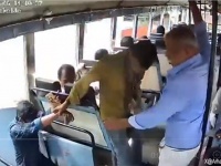 特殊能力かな？バスの乗降口から転落しそうになった乗客をノールックで救った車掌