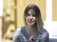 脳の病気を患った後、4か国の外国語なまりで英語を話すようになった女性（イギリス）