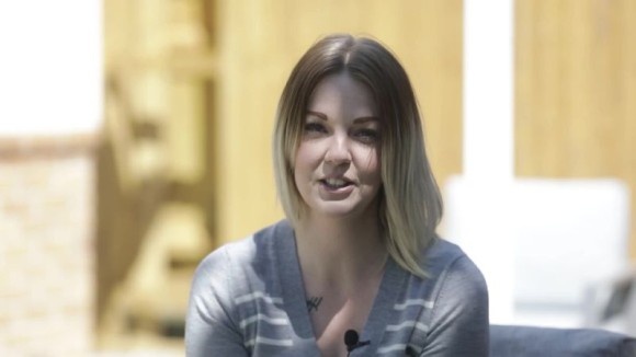 脳の病気を患った後、4か国の外国語なまりで英語を話すようになった女性（イギリス）