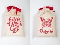 特製コラボポーチ。左が表面、右が裏面のデザイン