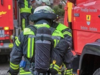 シャワー中に緊急警報！頭にシャンプーをつけたまま出動する消防士