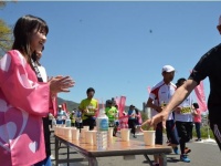 OKB45活動の様子（2017年4月の高橋尚子杯ぎふ清流ハーフマラソン・大垣共立銀行提供）
