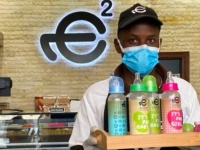 大人が哺乳瓶で飲み物を飲むという謎ブームが中東諸国に発生。各国政府が規制に奔走