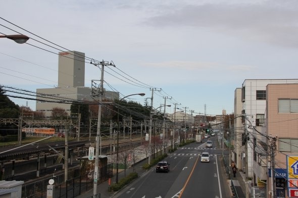 線路の向こうに東芝府中が、右手遠方に府中刑務所が広がる