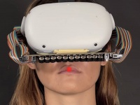 ついにVRの世界に触覚が！キスの感触を味わえる仮想現実デバイスが登場