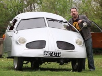 カーマニアが「史上最低の車」に乗車、そのヒドさをリポートする動画が話題に