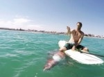 海人の鏡！　サーファーが縄に巻かれてしまった特大イカを…