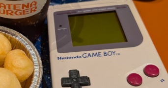 ゲームボーイに〝特殊な愛情〟示す夫...妻の投稿にネット感動　「泣きそうになっちゃった」
