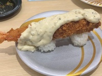 こうはならんやろ...　関西の回転寿司店が生み出した「えびフライ1本握り」が珍妙すぎる件