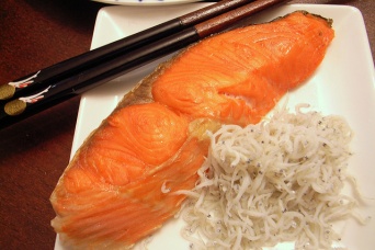 これは本当の焼鮭（yoppyさん撮影、flickrより）