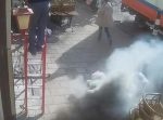 ボコボコッ…　突然道路から煙が吹き出す　→とんでもない事態に！