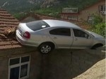 【中国】絶妙なバランスを保ちながら事故ってしまった車…