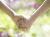 男性が思わず「手を握りたくなる」女子のしぐさ4つ
