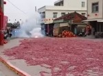 中国で１００万発の爆竹に着火！　もうほとんど火事状態…