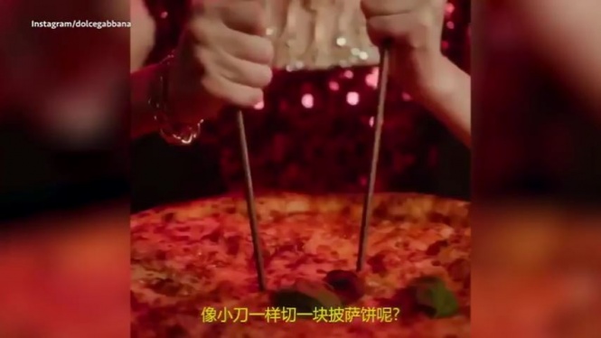 箸でピザ