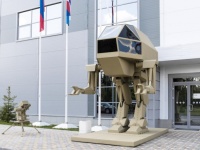 モビルスーツ的？ロシアの兵器メーカー、カラシニコフが防弾スーツとして機能する歩行型の戦車をお披露目。電動自動車も！