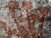 ヒューマノイド？エイリアン？古代の奇妙な岩絵が発見される（タンザニア）