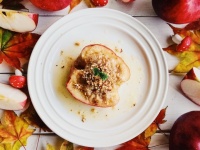 電子レンジでできる、簡単おいしい「シリアル焼きリンゴ」のレシピ【ネトメシ】