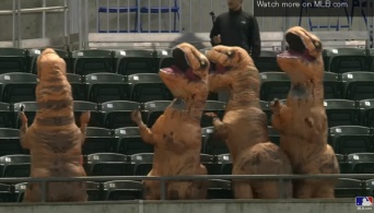 野球場に突如現れたティラノ・ザウルス！試合以上に盛り上がって可愛すぎる