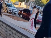 結婚式を阻止したい新郎の母親、新婦のドレスに赤いペンキを投げつける