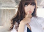 小嶋陽菜がまさかのおっぱいチラリ！ 「えろ天使すぎる」