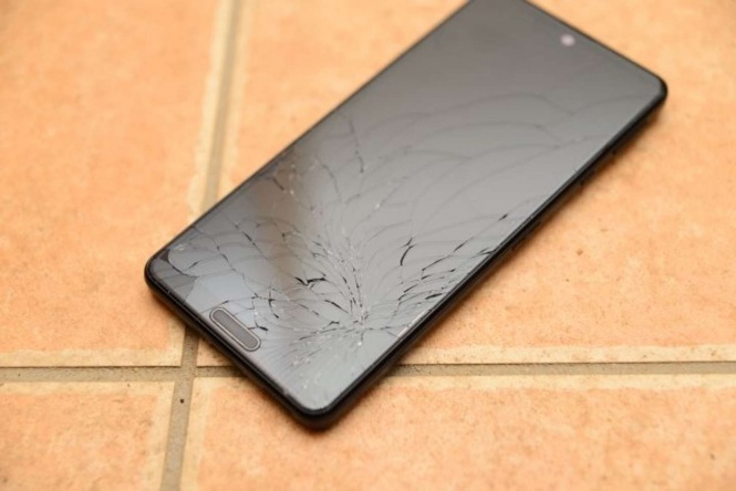 パスされていく盗撮スマホ(画像はイメージ)