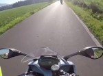 衝撃映像！　バイクに乗った男性が橋からまさかの落下…！