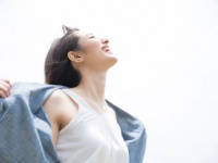 はじけそうな胸にドキドキ……男子に聞いた！　好きな女性の胸のカタチ4選