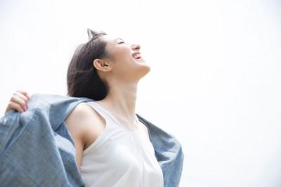 はじけそうな胸にドキドキ……男子に聞いた！　好きな女性の胸のカタチ4選