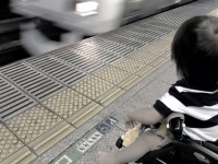 「妊娠中、ベビーカーも押しつつ帰省した私。駅の階段で動けなくなったところ、金髪・革ジャン・腰からチェーンの若者が...」（大阪府・50代女性）