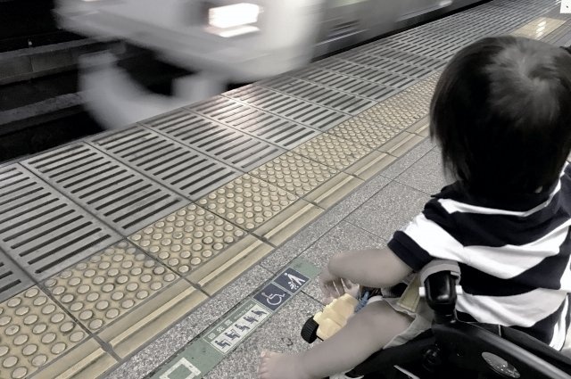 「妊娠中、ベビーカーも押しつつ帰省した私。駅の階段で動けなくなったところ、金髪・革ジャン・腰からチェーンの若者が...」（大阪府・50代女性）