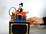 こんなものまで…！　マジックの定番『空中浮遊』をレゴブロックで再現！