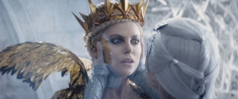 美しすぎる最恐女王様がガチの姉妹バトル！「鏡よ、鏡。この世で一番美しいのは誰―？」