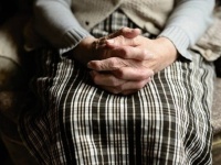 「大丈夫、お母さんは生きているよ」大好きな祖母に13年間やさしい嘘をつき続けた孫娘