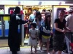 本当は優しい！　台湾の駅で人々を出迎えるダースベイダー！