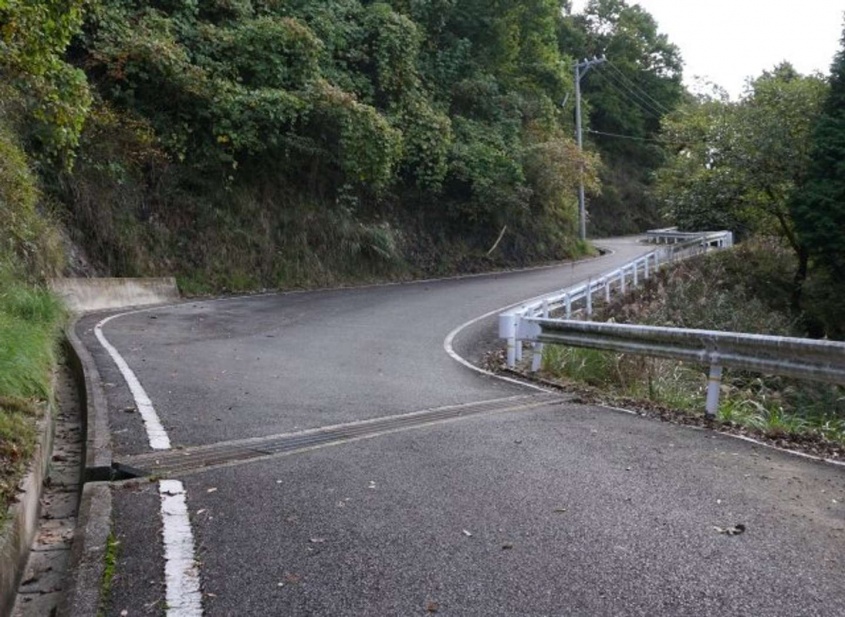 旅行帰りに山道で...（画像はphotoAC）
