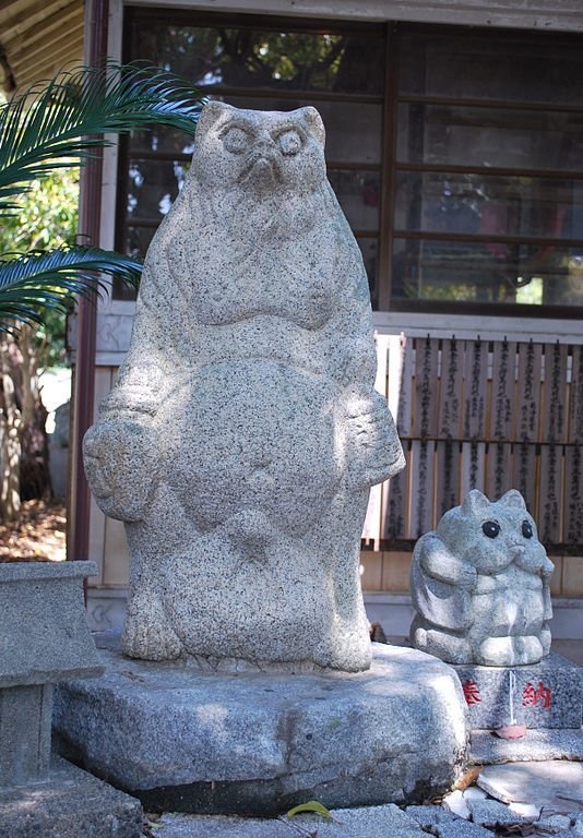 神社内に建つ金長の像。結構強面だ(Reggaemanさん撮影, Wikimedia Commonsより)