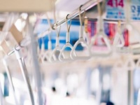 そこ優先席っ！　電車内でイラッとする「他人の行動」・6つ