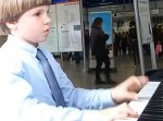 9歳の少年によるストリートピアノパフォーマンスが圧巻だった。