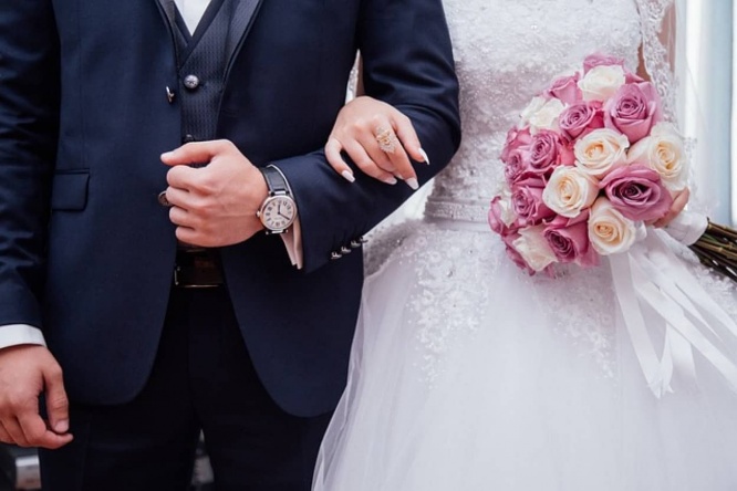 結婚式で新郎が新婦の秘密を大暴露。実姉の夫との浮気現場をプロジェクターに投影