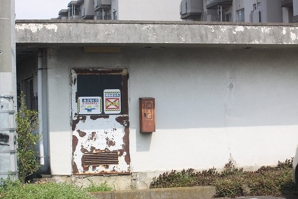 団地には「謎の建造物」が...
