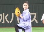 石原さとみ、貫禄の“ノールック投法”でノーバン投球！