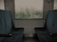 「混雑する電車に乗ってきた老婦人。私が立って席を譲ると、正面にいた男性客が...」（東京都・70代女性）
