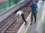 【中国】駅プラットフォームから女性が突き落とされる瞬間の映像