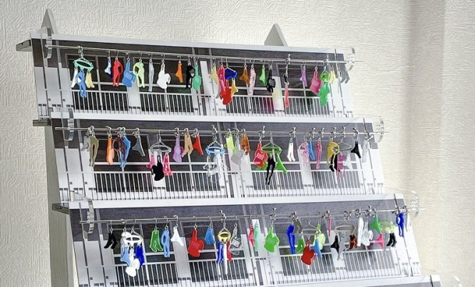 売り場ごと全部欲しくなるじゃん...　「洗濯物アクセサリー」並べるための「マンション風ディスプレイ」がメチャ可愛い