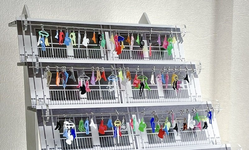 売り場ごと全部欲しくなるじゃん...　「洗濯物アクセサリー」並べるための「マンション風ディスプレイ」がメチャ可愛い